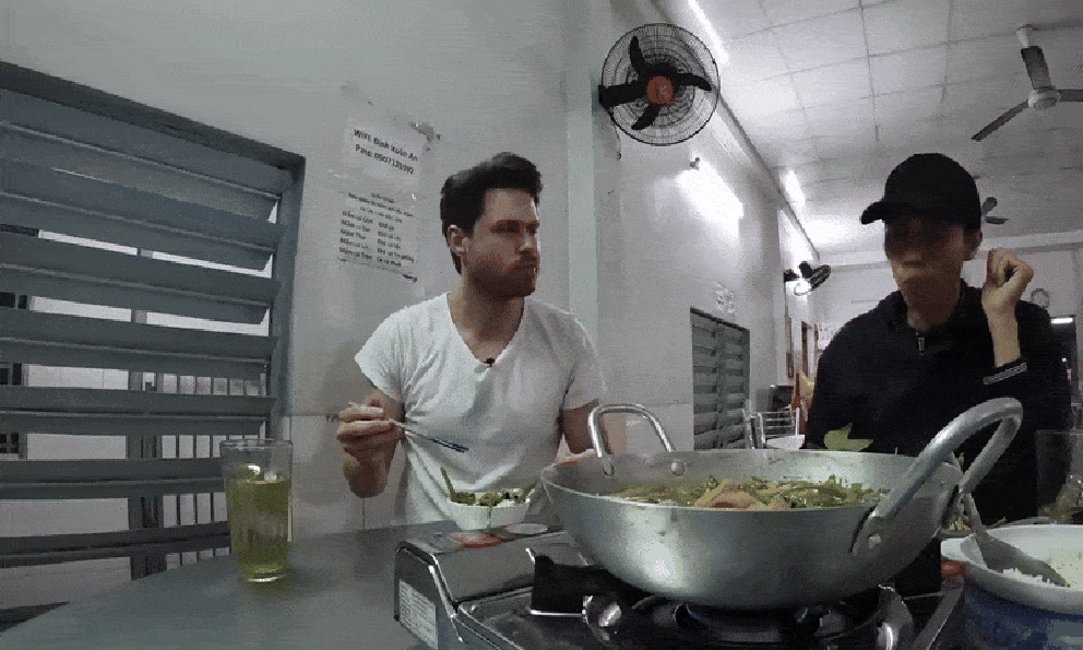 Khách Tây tò mò thử đặc sản nức tiếng miền Tây, nhận xét: 