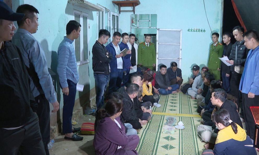 Cảnh sát đột kích một căn nhà, bắt Bùi Thị Hường và 14 người khác