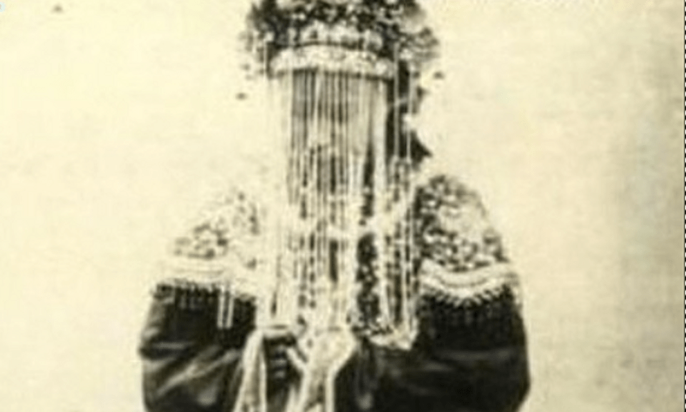 Năm 1904, chú rể 29 tuổi vén khăn voan tân nương rồi chết lặng: Gương mặt cô dâu phủ kín thứ này