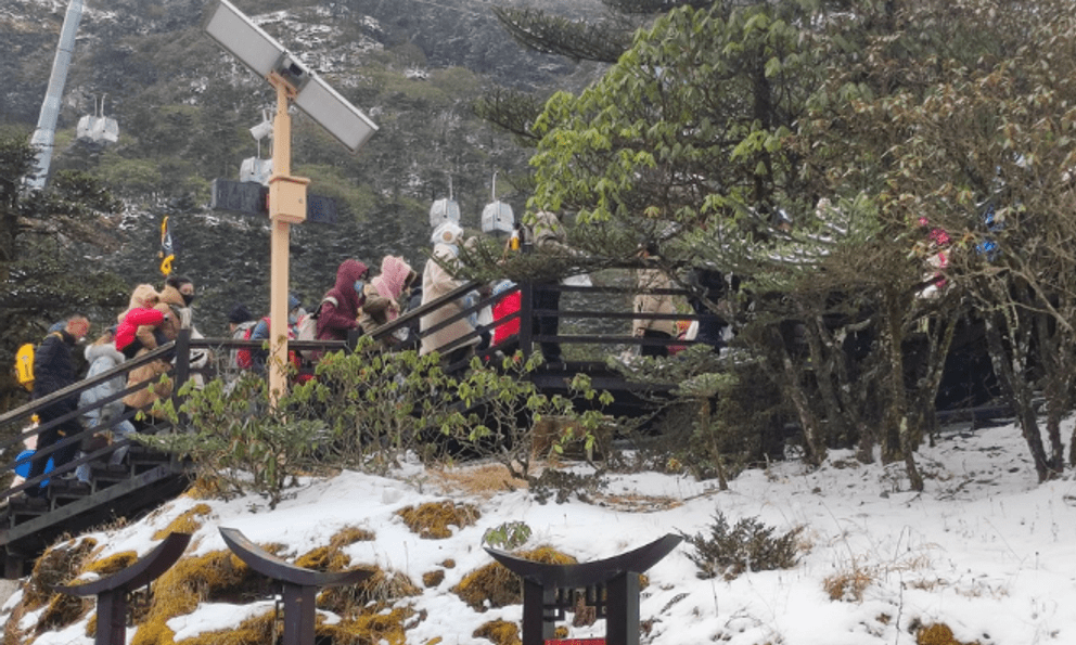 Khách Việt kể chuyện đi ngắm tuyết trên núi cao hơn 4000m ở Trung Quốc, nhận xét: 