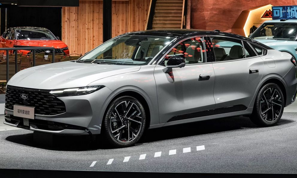 Ford Mondeo 2025 gây chú ý: Canh tranh Camry “lột xác” với màn hình khủng và công nghệ mới