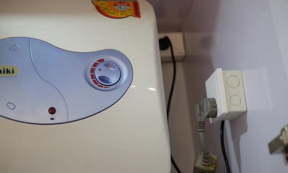 Nên lắp bình nóng lạnh cắm điện hay bình nóng lạnh bật tắt bằng aptomat? Rất nhiều nhà đang dùng sai