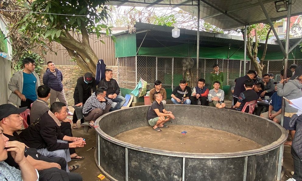 Cảnh sát đồng loạt đột kích khu vực sau nhà của Hồ Anh Quyết, bắt 28 người