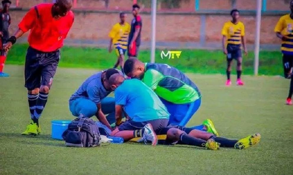 Sốc: Cầu thủ tử vong trên sân sau hành động “làm bùa chú để cầu may”