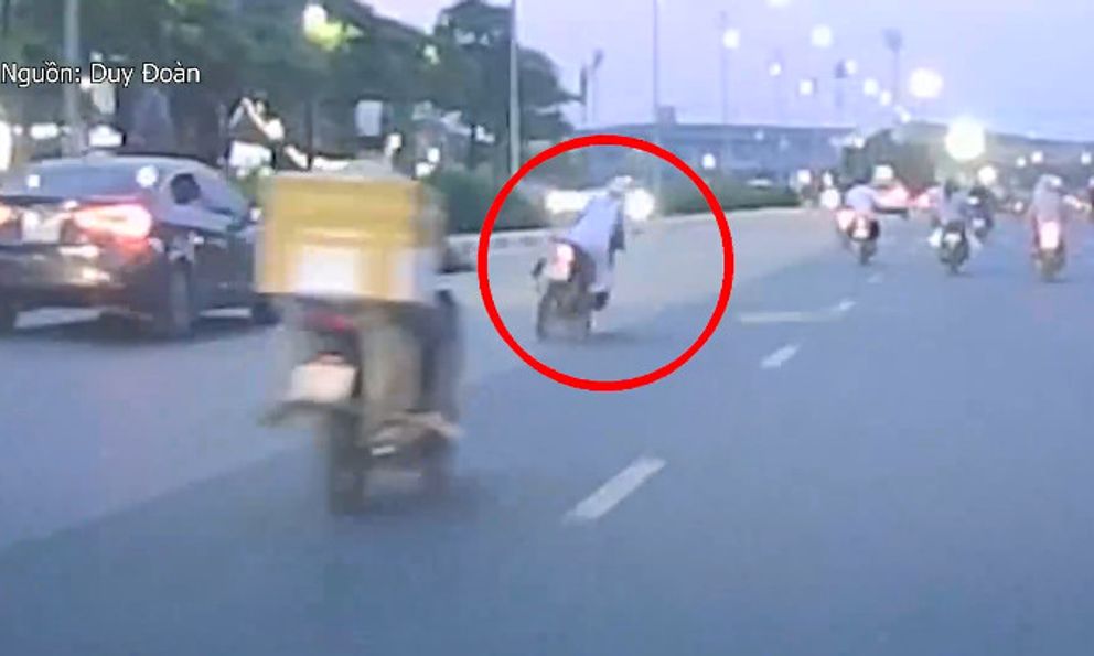 Dừng xe cứu cô gái gục bên đường, khoảnh khắc khiến cuộc đời người đàn ông thay đổi