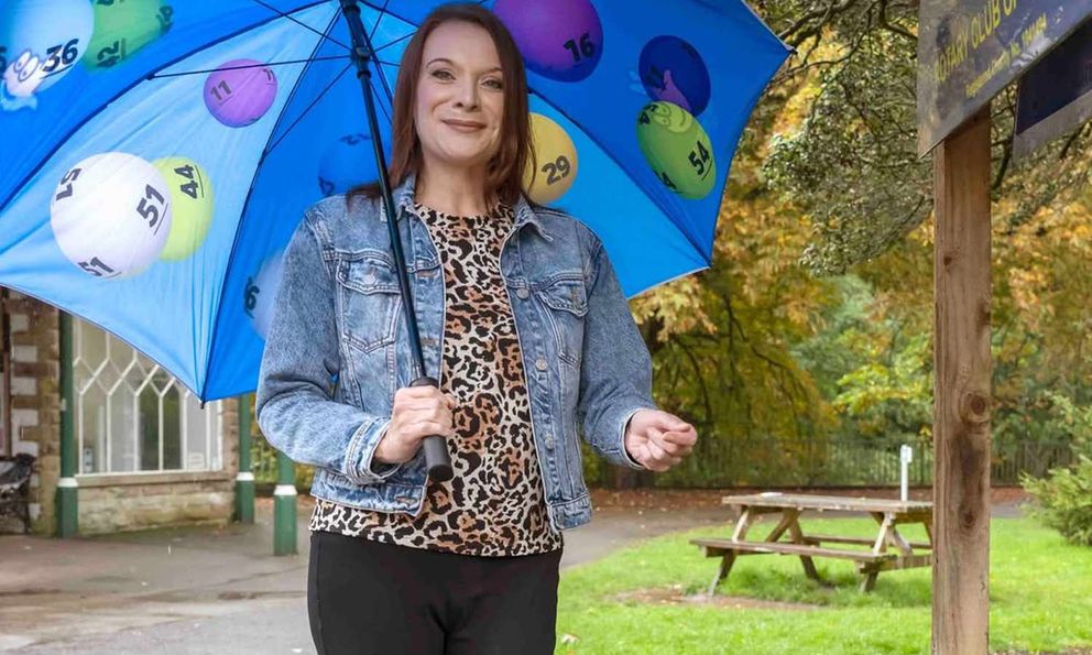 Bất ngờ tìm thấy giếng ước nguyện trong chuyến đi bộ bất đắc dĩ, nữ y tá trúng 8,9 tỷ đồng chỉ sau 1 ngày