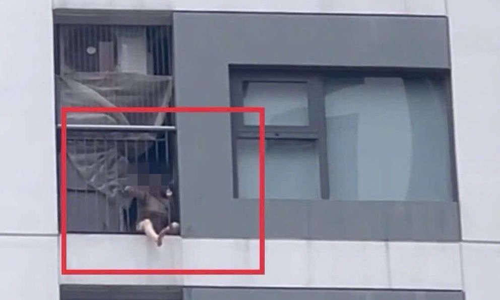 Bức ảnh chụp lô gia căn hộ chung cư khiến nhiều người giật mình thắc mắc: Sao có thể như vậy?