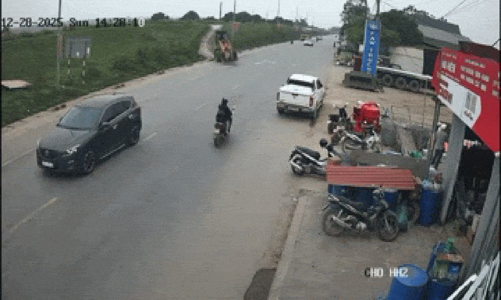 Clip xe xúc đâm thẳng vào xe máy, hất văng nữ sinh trên quốc lộ: Hé lộ nguyên nhân
