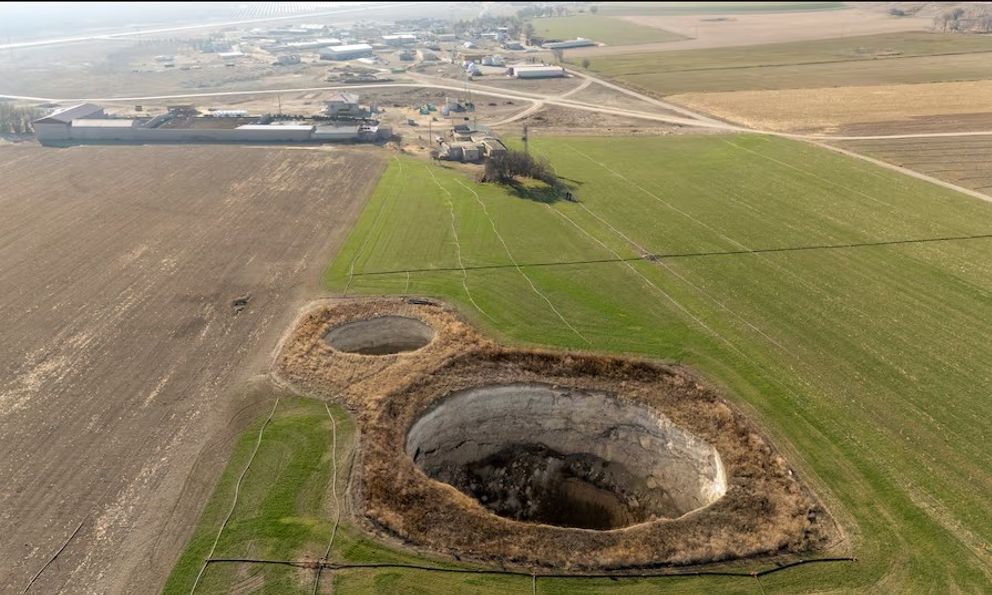 Hàng trăm 'hố tử thần' mọc lên giữa đồng, nông dân hốt hoảng: Giáo sư hé lộ nguyên nhân từ những năm 2000