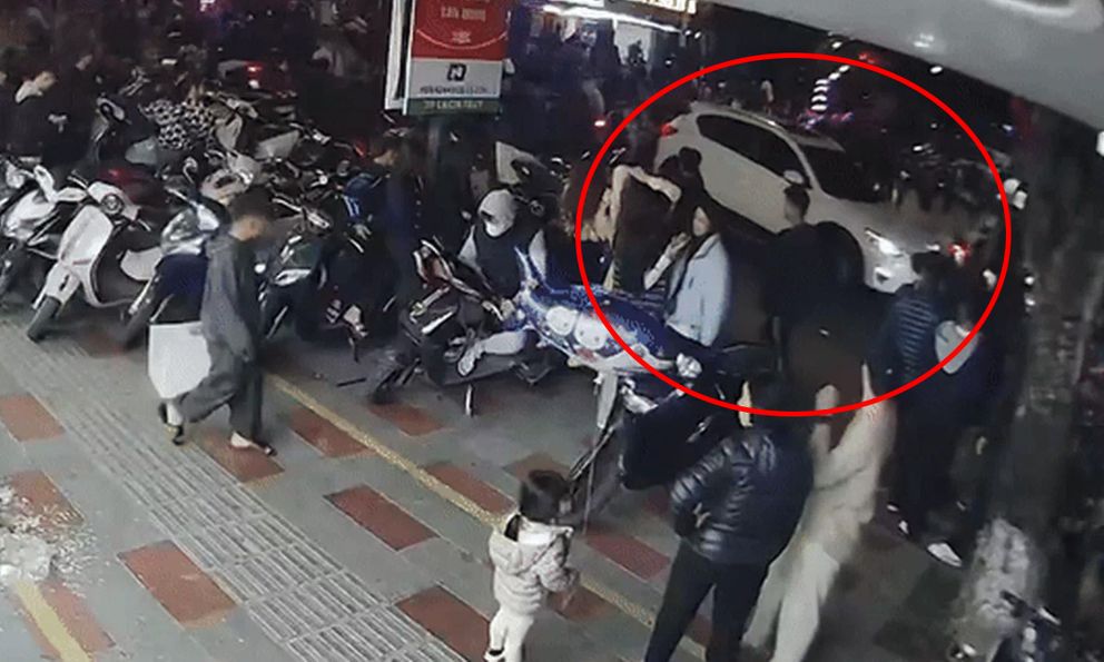 Vụ ô tô lùi vào đám đông ở Hải Phòng: Đôi vợ chồng thoát chết gang tấc trong ngày cuối năm