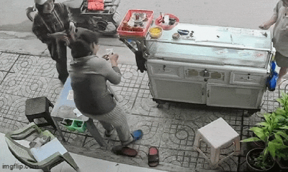 2 người phụ nữ nhảy múa giữa phố sau khi cào tờ vé số cuối cùng: Số tiền thưởng khiến tất cả reo hò