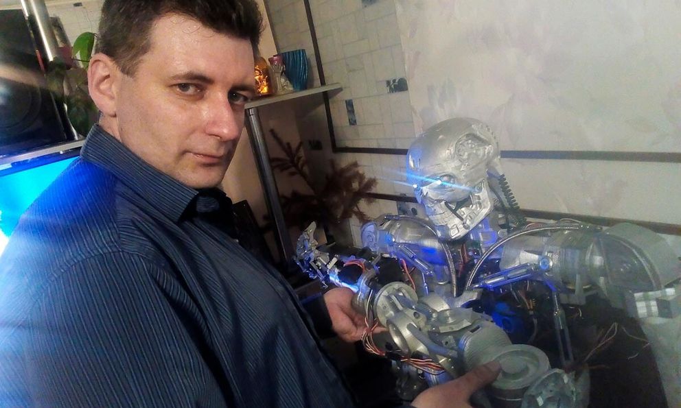 Lập trình viên người Nga nói chuyện với 