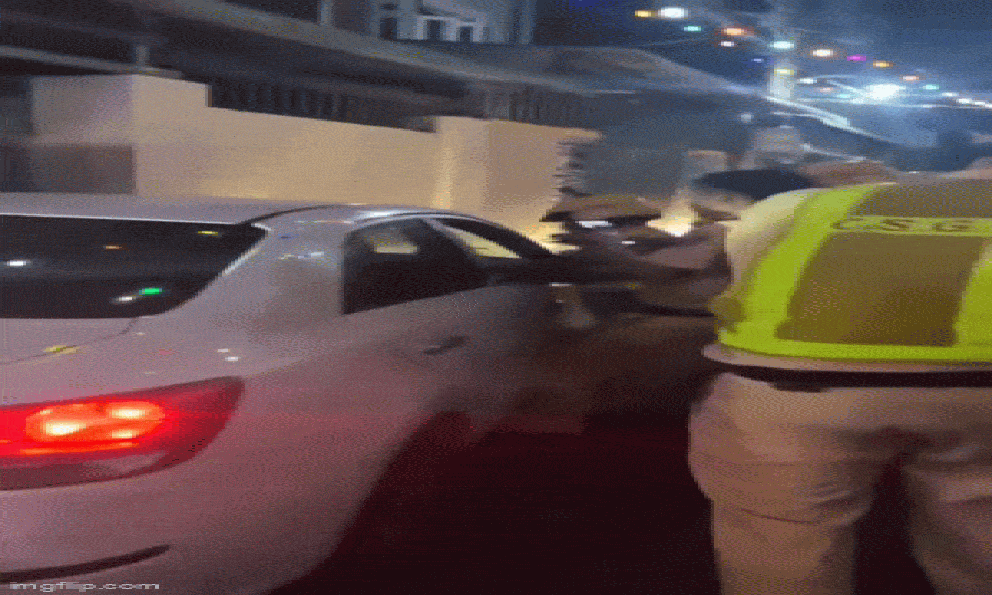 Clip CSGT TP.HCM đập cửa kính xe công nghệ, khống chế tên cướp: Lời đề nghị gấp của tài xế 