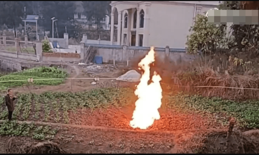 Cánh đồng gần trường học bỗng xuất hiện đám cháy lạ trong nhiều ngày liền, vẫn bùng lên cả khi trời mưa