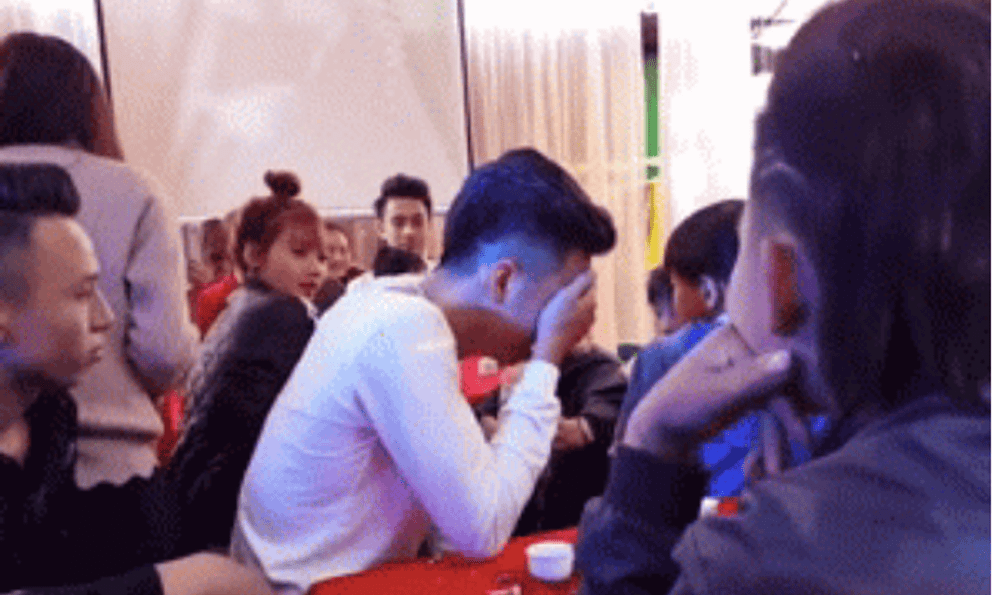 Chàng trai oà khóc khi phát hiện sự thật bà nội giấu suốt 18 năm: Một mảnh giấy thấm đầy nước mắt 