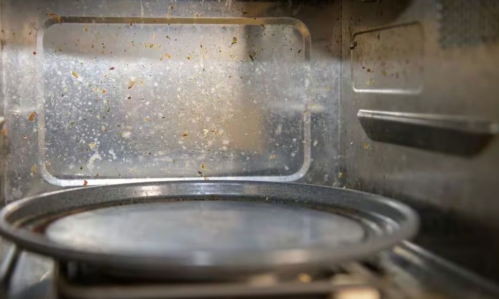 Lò vi sóng sạch bong kin kít khi được vệ sinh bằng cách này - không phải chà rửa