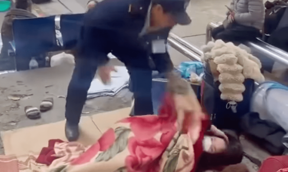 Clip bảo vệ Bệnh viện Bạch Mai ném chăn người nhà bệnh nhân gây 