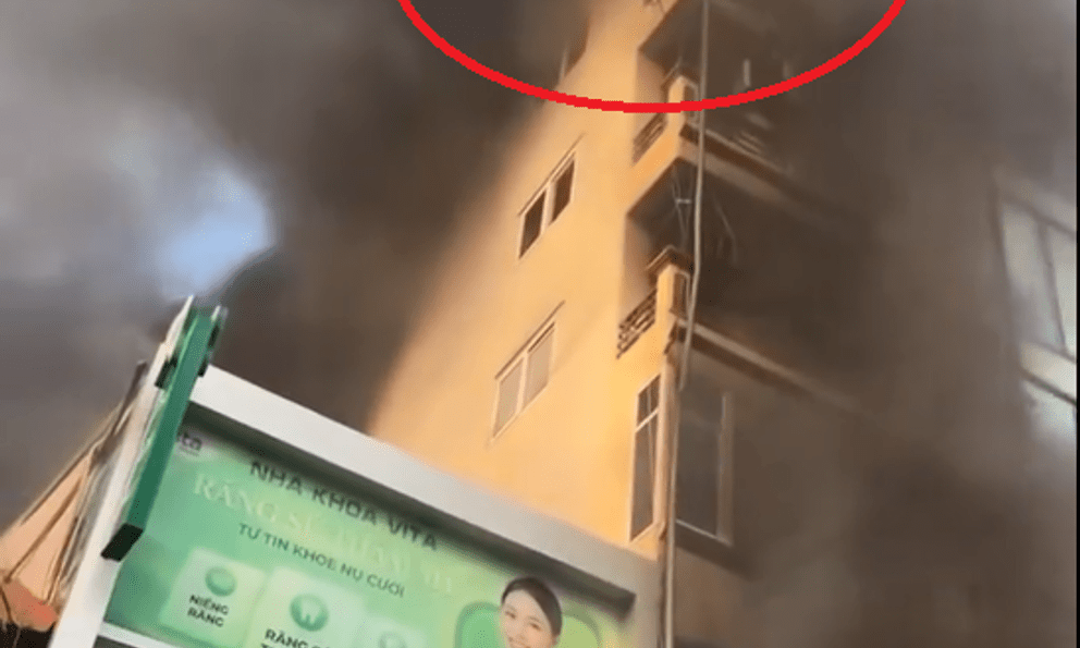 Khoảnh khắc chủ nhà nhảy xuống từ tầng 6 thoát thân trong vụ cháy nhà 7 tầng ở Hà Nội