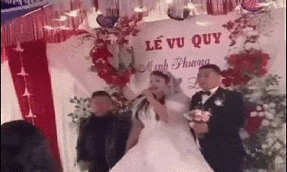 Clip cô dâu, chú rể bị ném mắm tôm ngay trên sân khấu ở Ninh Bình: Công an vào cuộc, hé lộ nguồn cơn