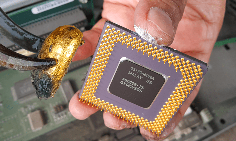 Quăng điện thoại cũ đi là mất cả đống tiền: Đây là cách lấy sạch vàng và palladium chỉ trong 20 phút