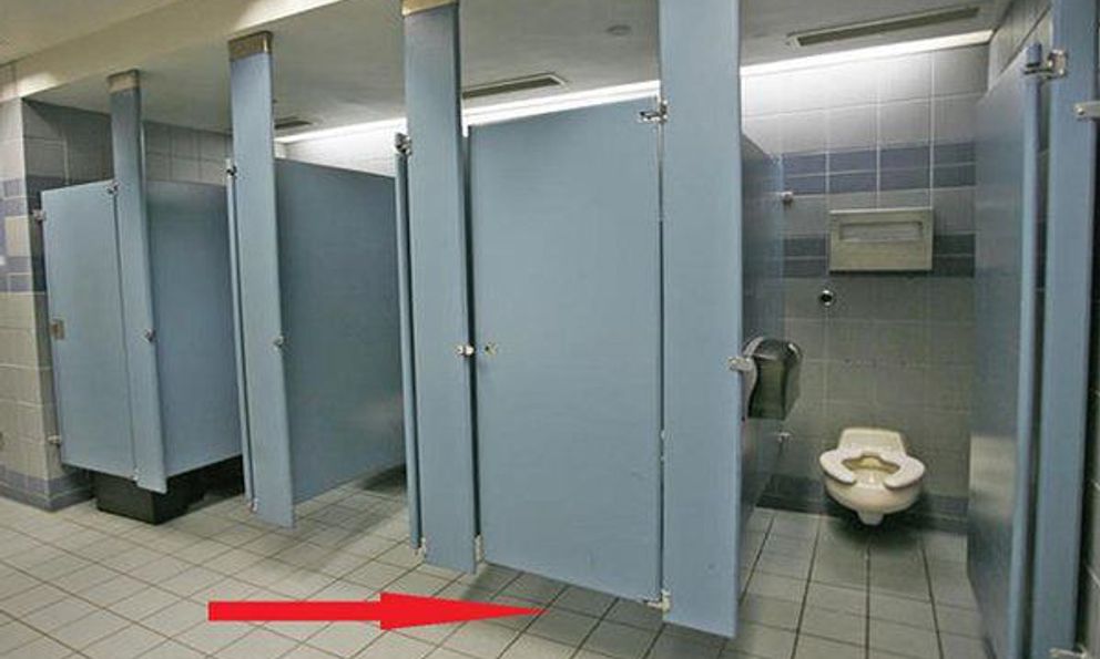 Lý do vì sao dưới cửa nhà vệ sinh công cộng luôn có 1 khe hở: Quan trọng hơn nhiều người nghĩ