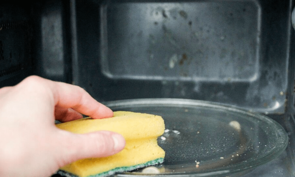 Lò vi sóng sạch bong sáng bóng khi được vệ sinh bằng thứ này: Vừa tự nhiên lại thơm tuyệt vời