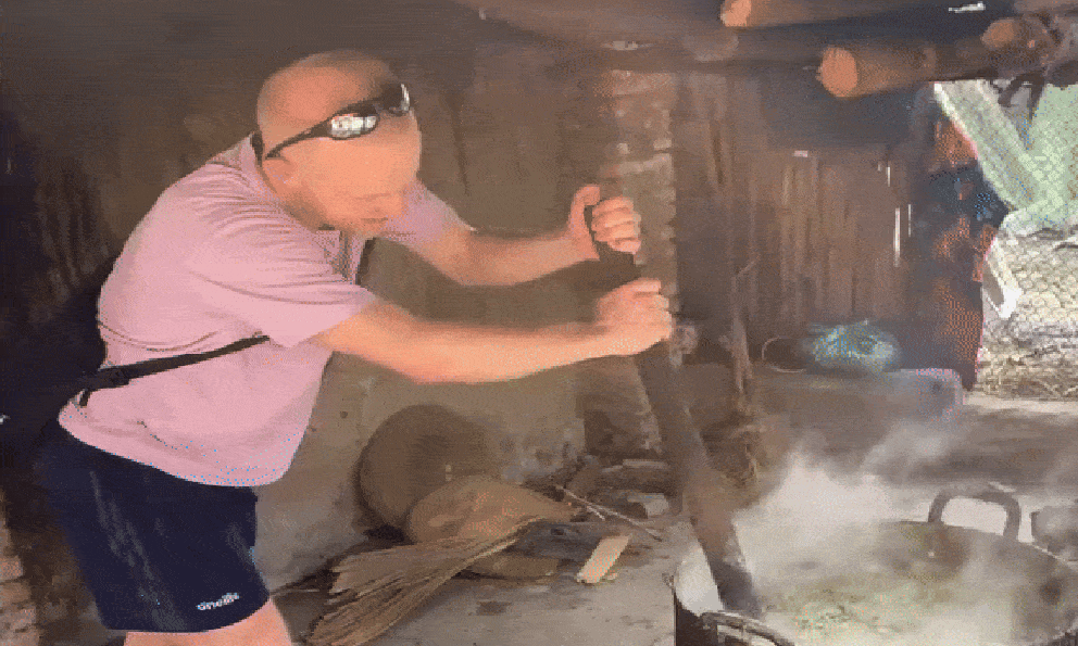 Khách Tây tự trải nghiệm việc vốn 