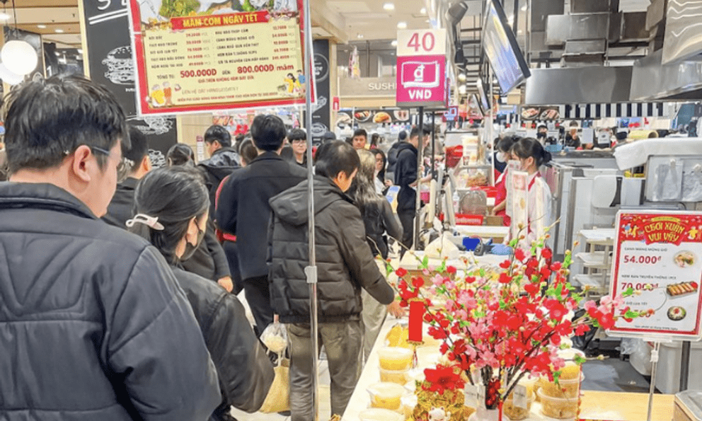Quầy hàng trong siêu thị Aeon Mall được nhiều người quan tâm