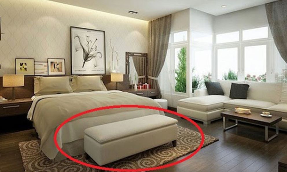 Lý do vì sao cuối giường ở khách sạn thường có thêm 1 chiếc ghế thế này: Không giống như nhiều người nghĩ