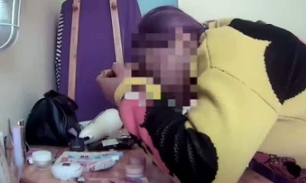 Để camera giấu kín ở resort, khi quay lại người phụ nữ choáng váng với hành động của nhân viên