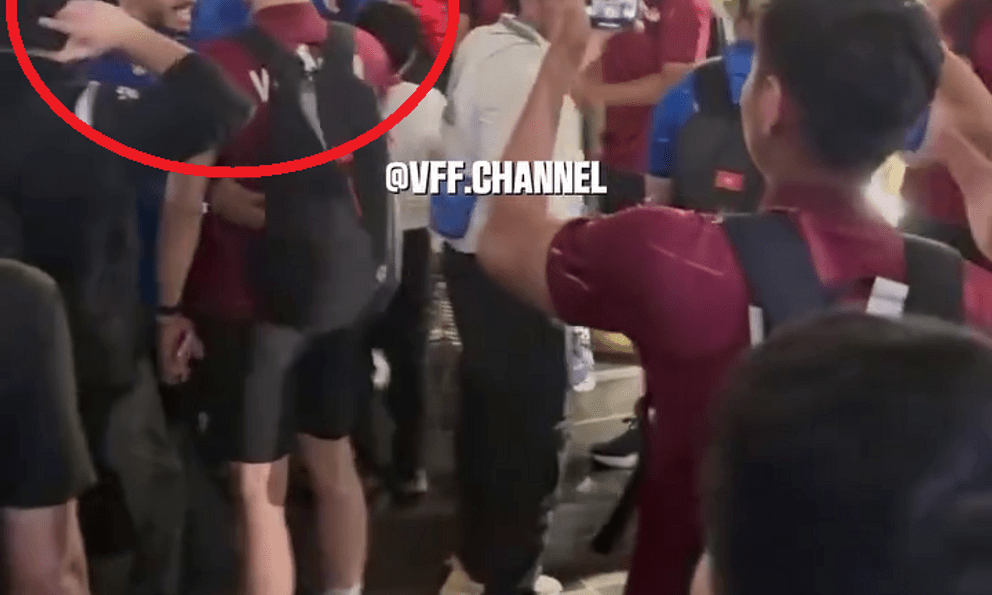 Vào tứ kết nhờ Saudi Arabia thua trận, cầu thủ Jordan phấn khích ôm chầm lấy ngôi sao U23 Việt Nam