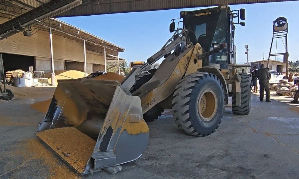 Cứu đồng nghiệp khỏi nguy hiểm, người phụ nữ bị máy xúc cán tử vong, chồng con nghe tin rồi ngã quỵ