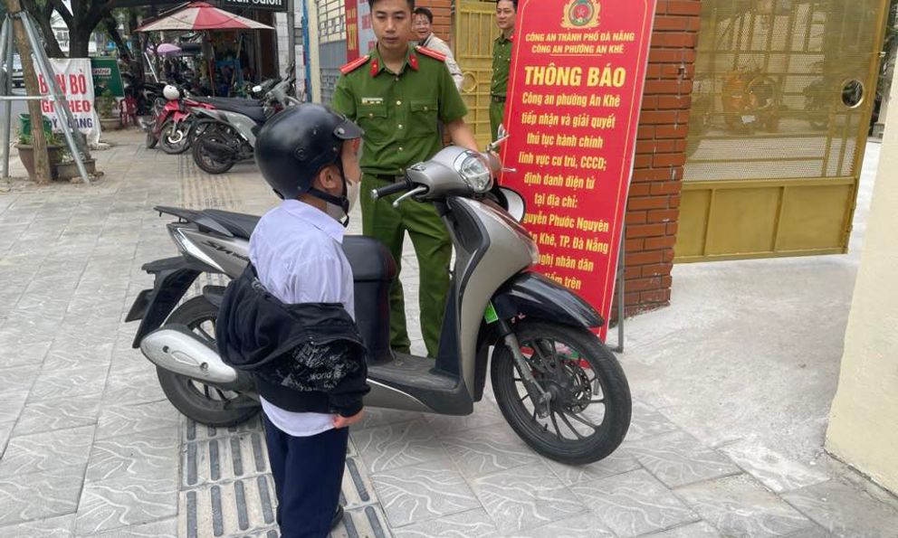 Con trai khóc, mẹ chở thẳng tới đồn Công an ở Đà Nẵng: Lý do khiến các chiến sĩ 