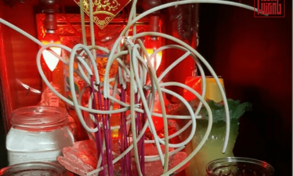 Thắp hương xong, tàn hương cong hay thẳng thì mới là tốt? Thì ra nhiều người đang hiểu sai