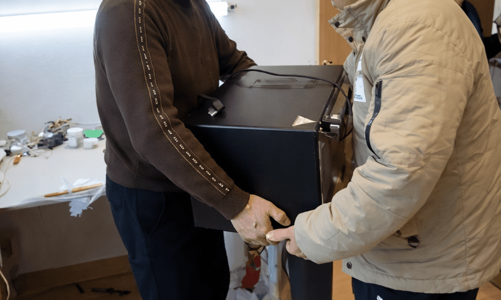 Khó hiểu việc người đàn ông mang lò vi sóng 14 năm đi sửa: Một câu nói khiến cả tiệm 