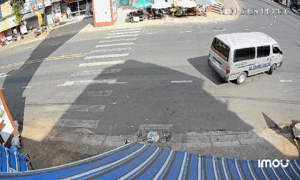 Clip tài xế liên tục bấm còi, xoay nhiều vòng trên đường khiến người dân hoảng sợ: Công an vào cuộc