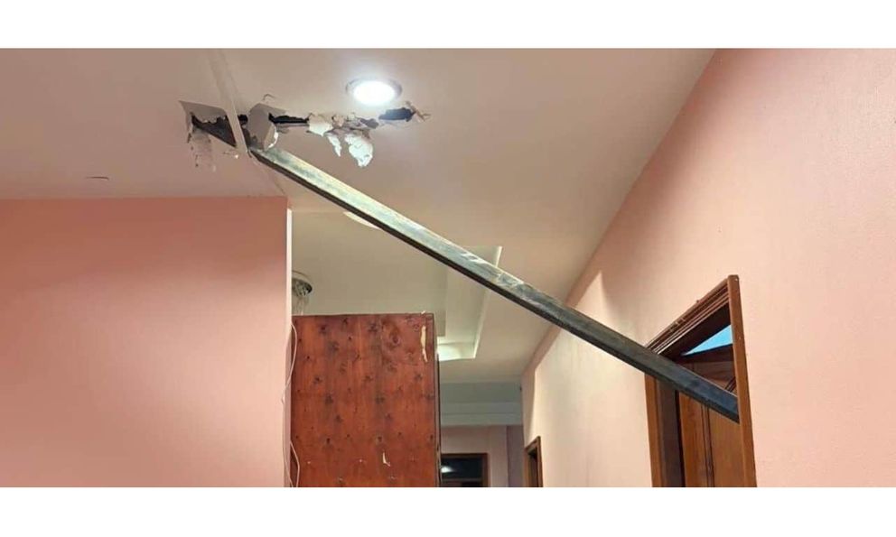 Đang ở trong nhà, gia chủ hoảng loạn khi thấy 1 thanh thép khổng lồ xuyên thủng cả trần và cửa
