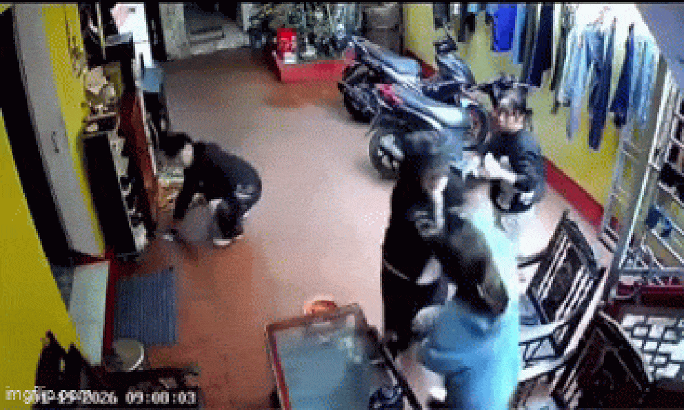 Mẹ và con trai hành hung 2 phụ nữ: Một người đang mang thai, một người đang bế con nhỏ