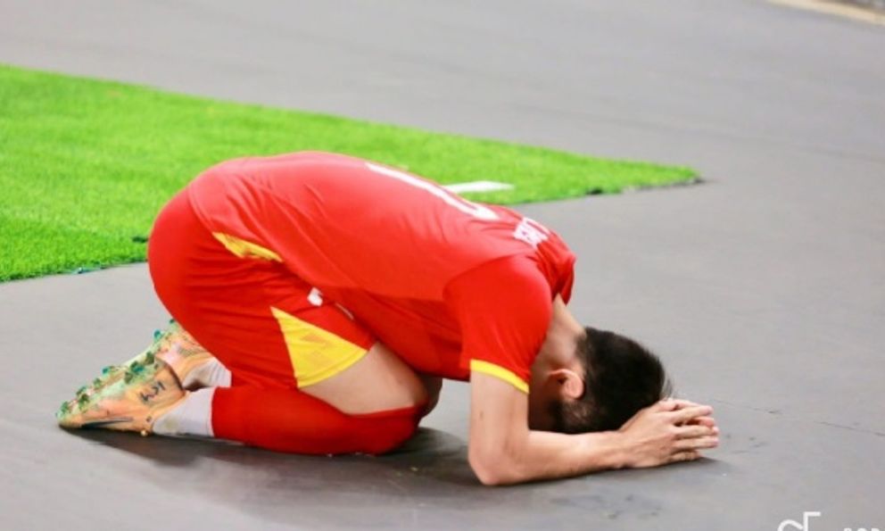 CĐV Trung Quốc phản ứng bất ngờ sau hành động xin lỗi của Đình Bắc