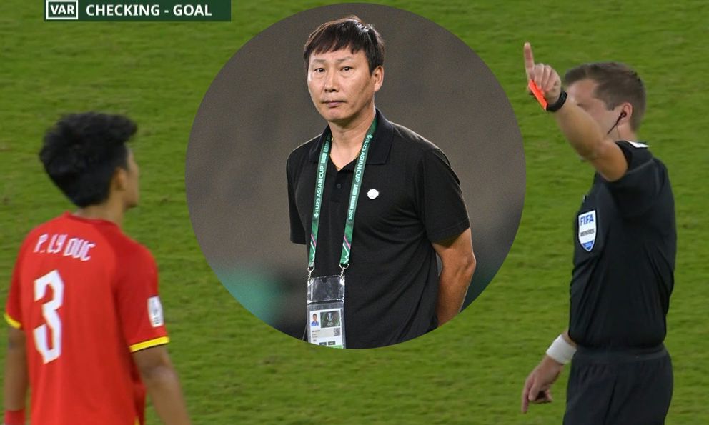 Trung vệ U23 Việt Nam dính thẻ đỏ lần đầu lên tiếng: “Em xin cúi đầu xin lỗi…”