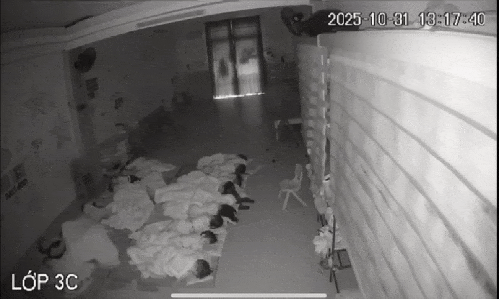 Clip sập trần thạch cao trong giờ ngủ trưa tại trường mầm non ở Nghệ An: Một cháu bé bị thương nặng