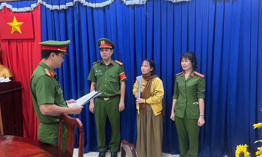 Lệnh bắt tạm giam Trịnh Thị Hóa làm nghề buôn bán quần áo