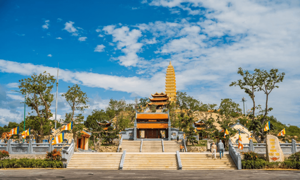 Có gì trong ngôi chùa diễn ra lễ cưới của Á hậu? Nằm trên núi cao 500m, sở hữu Bảo tháp hiếm ở Việt Nam 