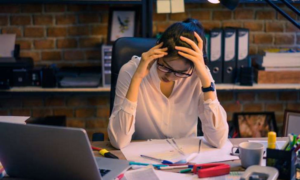 Ngồi làm việc 8 tiếng/ngày, bạn đang hít phải thứ gì trong văn phòng?