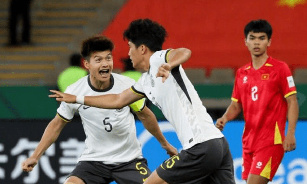 BLV Trung Quốc gây tranh cãi vì chê U23 Hàn Quốc yếu, tuyên bố U23 Nhật Bản đá 11m cũng không vào nổi