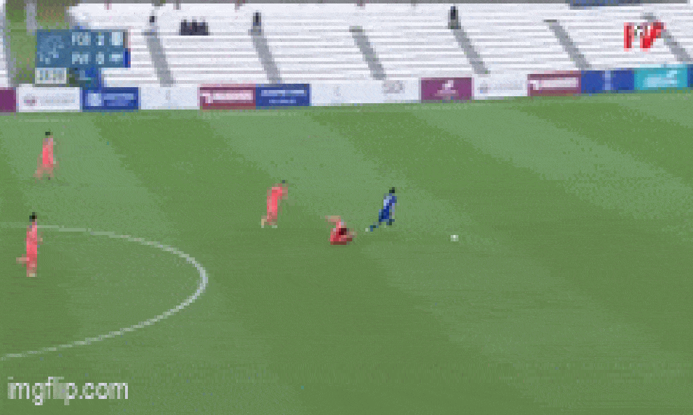 Phản công sắc bén, cầu thủ Việt Nam ghi bàn vào lưới đội trẻ Barcelona