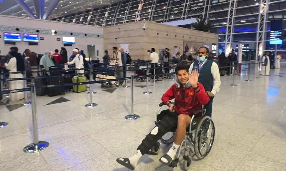 Hiểu Minh ngồi xe lăn, U23 Việt Nam không ngủ sau trận thắng Hàn Quốc, ra thẳng sân bay về... ăn lẩu