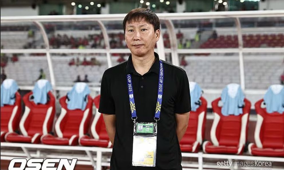 Hỉnh ảnh HLV Kim Sang-sik “không cười nổi” gây xôn xao dư luận Hàn Quốc