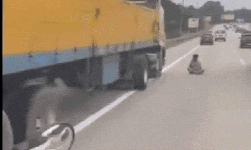 Tài xế xe tải dừng xe ở lề đường, ngồi khoanh chân làm 1 việc khiến ai đi qua cũng lắc đầu khó hiểu