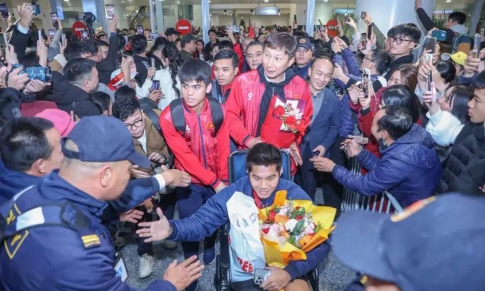 Báo Trung Quốc trầm trồ với hình ảnh U23 Việt Nam sắm vai “người hùng” khi về nước 